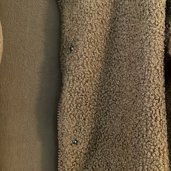 Caramel coloured Sherpa Shacket, fleece lined with Zipper and Snap closure. - Picture 3 of 3